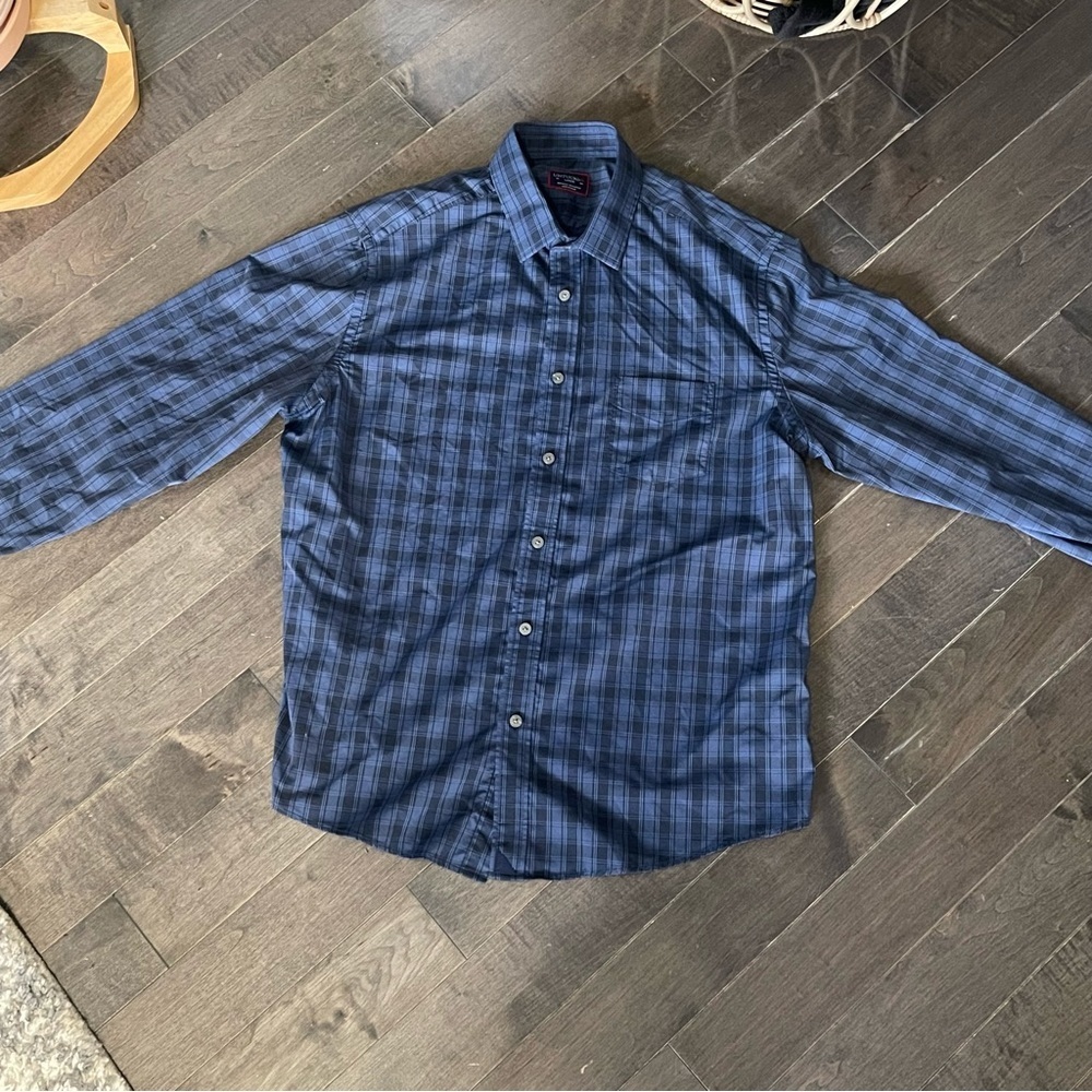 Untuckit button down long sleeve shirt size Large